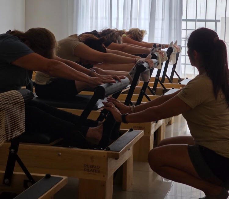 Método C.E.R.C.A.: Por qué en Pueblo Pilates no solo "hacés ejercicio" A veces, entrar a un gimnasio se siente como ser un número más en una cinta de correr. En Pueblo Pilates, creemos que el movimiento debe ser tan humano como profesional. Por eso, diseña